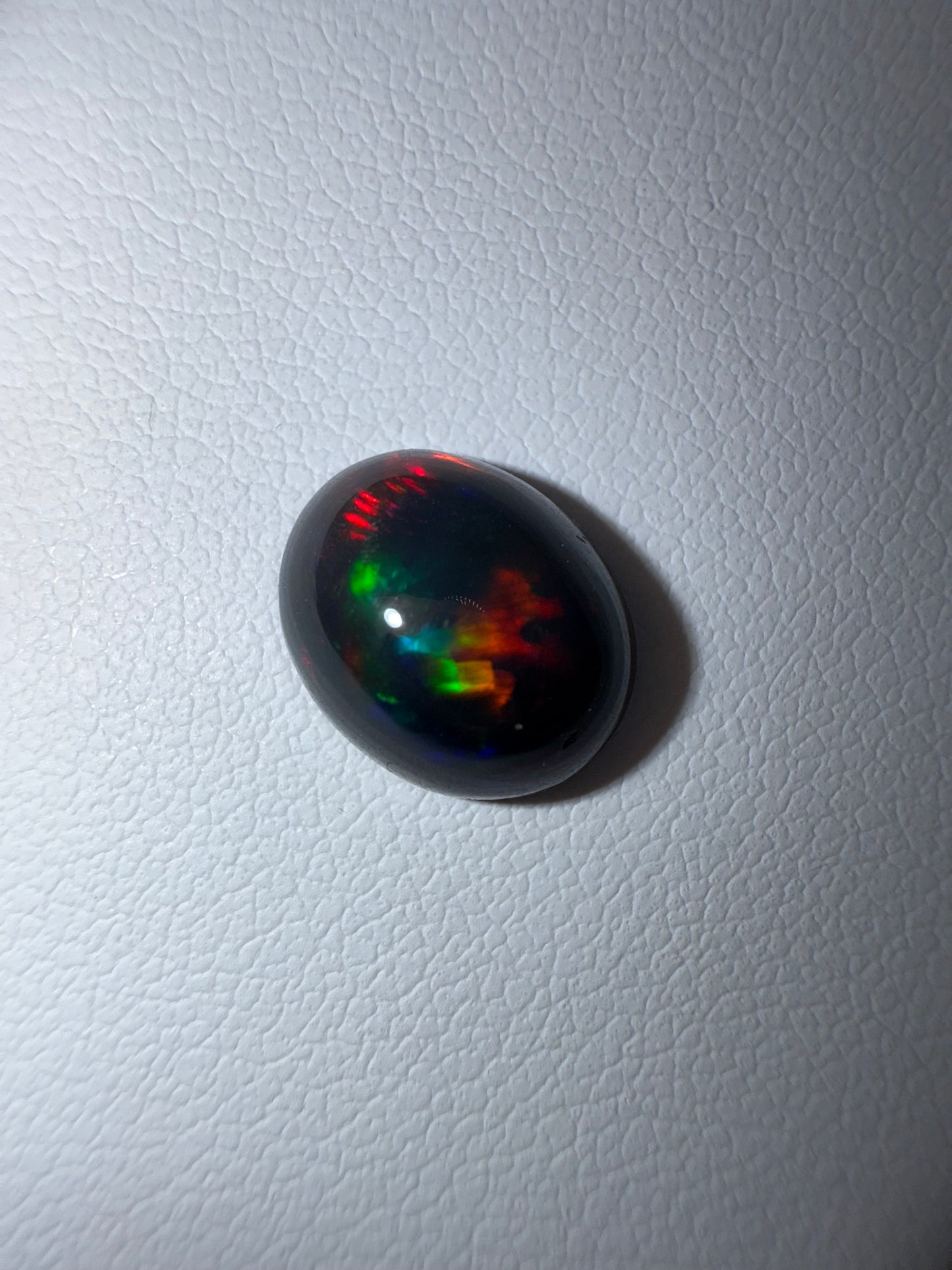 schwarzer Opal, 2.33 Karat