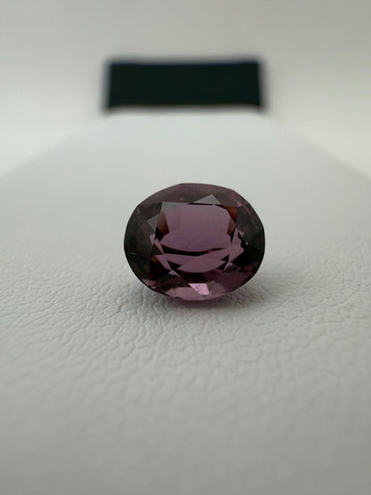 tiefpinker Spinell, 1.92 Karat, unbehandelt
