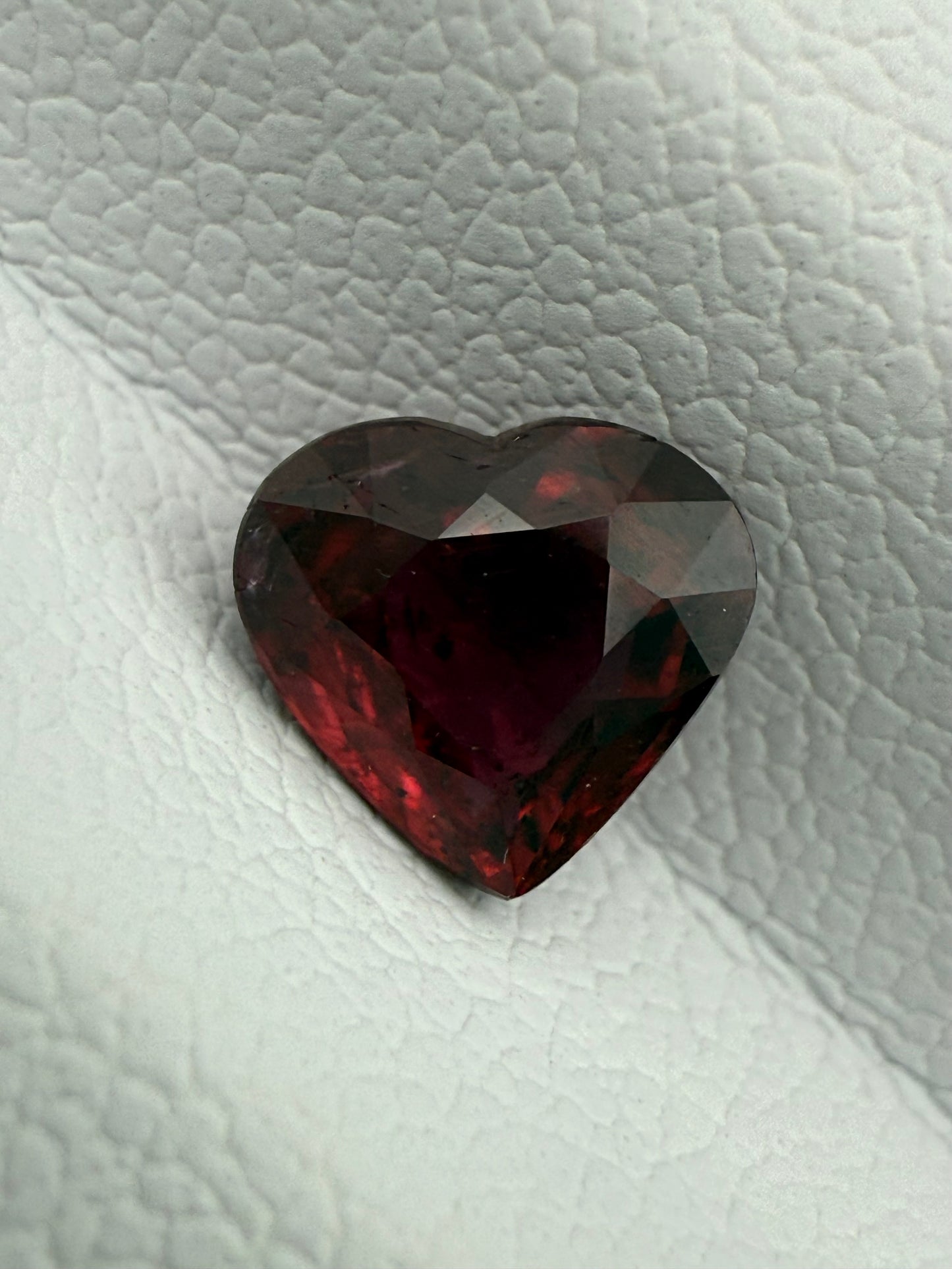 Pigeon-Blood Herzrubin, 1.02 Karat, unbehandelt
