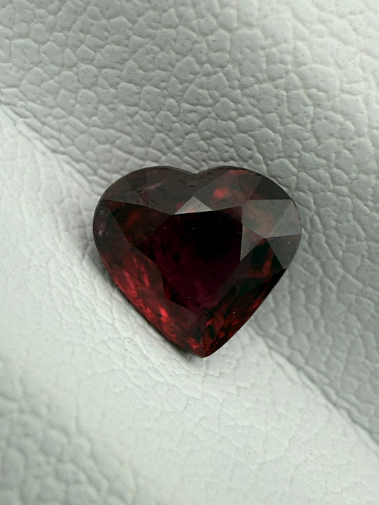 Pigeon-Blood Herzrubin, 1.02 Karat, unbehandelt
