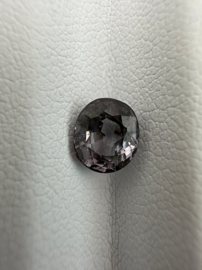 grau-violetter Spinell, 1.14 Karat, unbehandelt