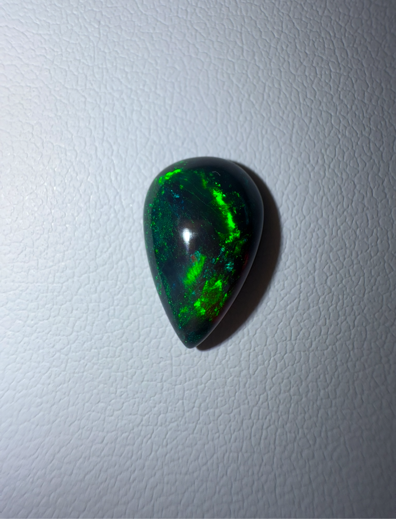 schwarzer Opal, 1.99 Karat