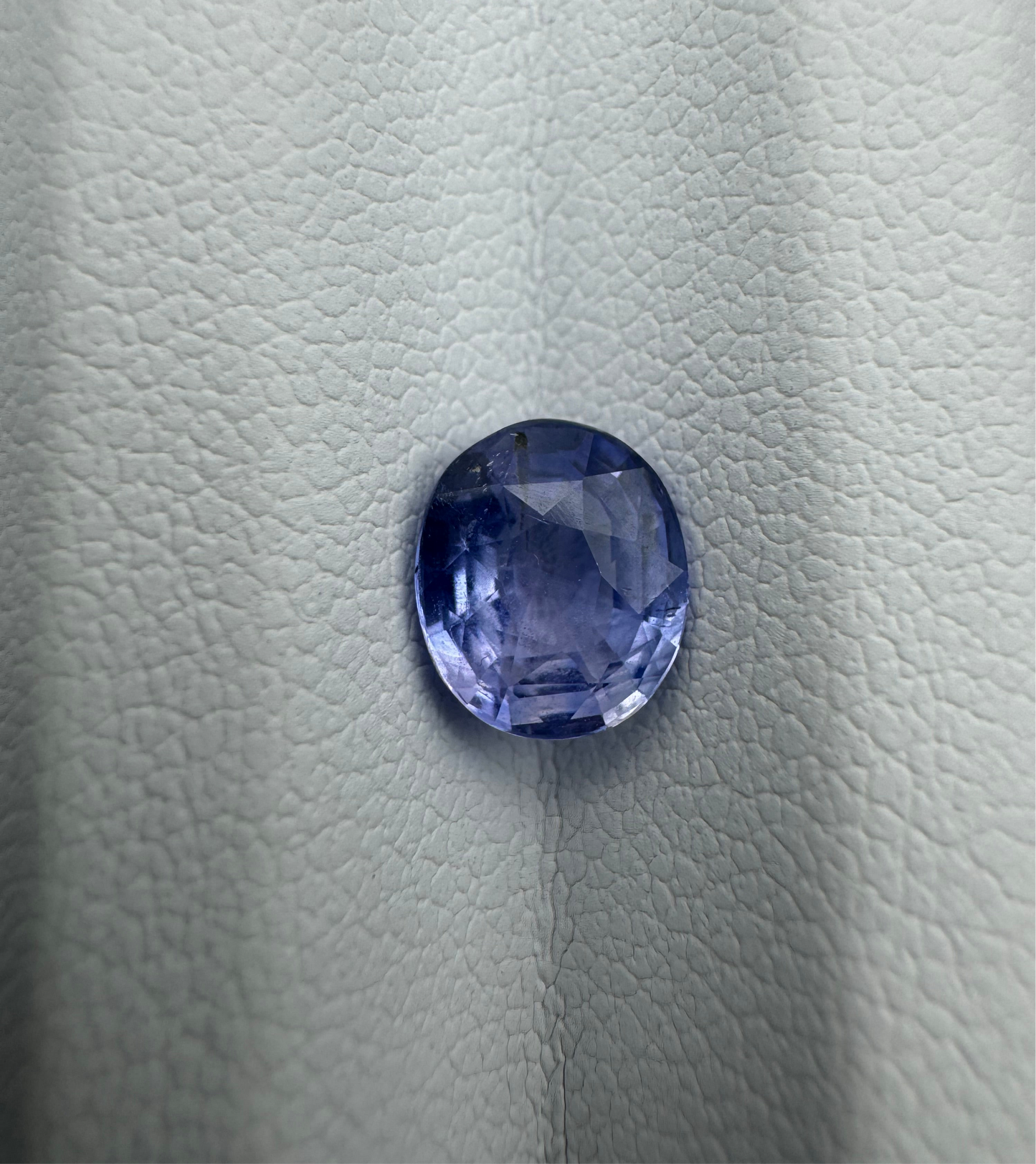 violettblauer Saphir, 1.51 Karat, unbehandelt