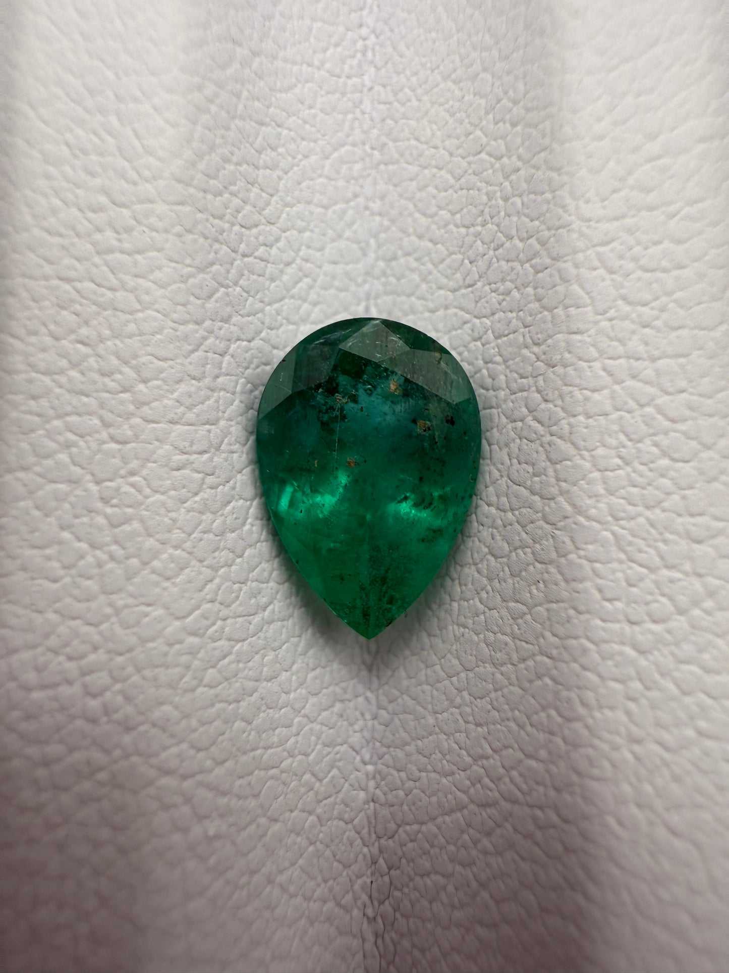 Sambischer Smaragd, 1.60 Karat, minor oil