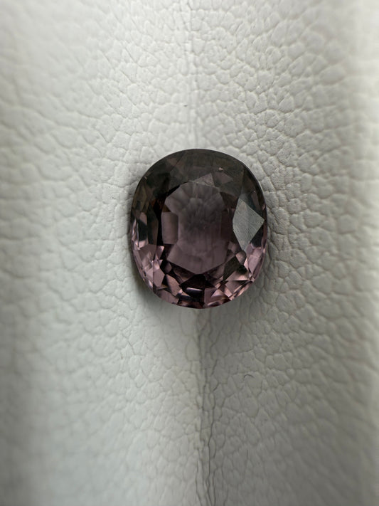 grau-pinker Spinell, 1.12 Karat, unbehandelt