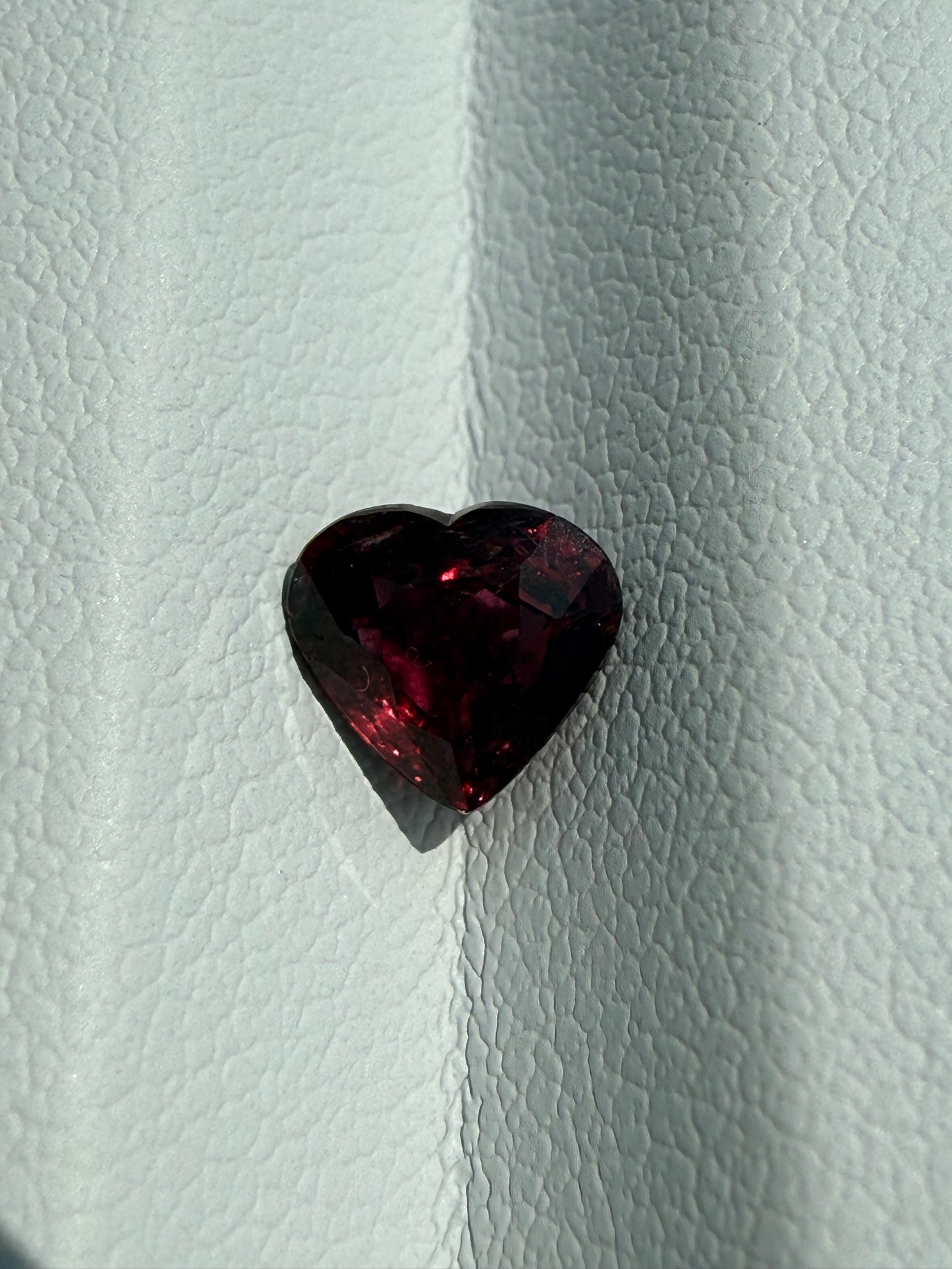 Pigeon-Blood Herzrubin, 1.02 Karat, unbehandelt