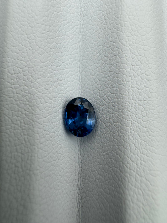 blauer Saphir, 0.76 Karat, unbehandelt