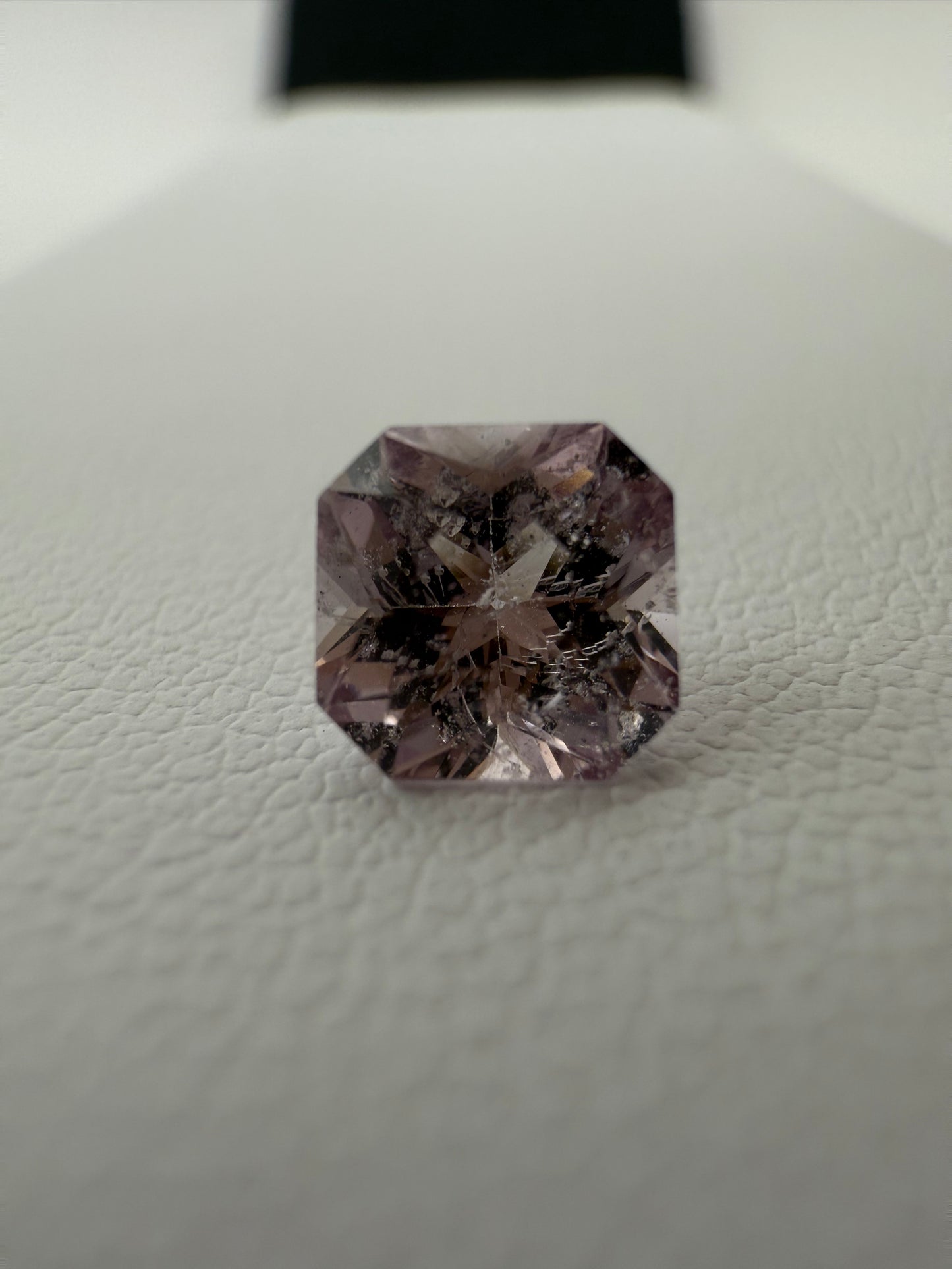 pinker Spinell, 0.90 Karat, unbehandelt