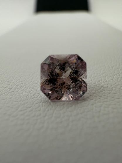 pinker Spinell, 0.90 Karat, unbehandelt