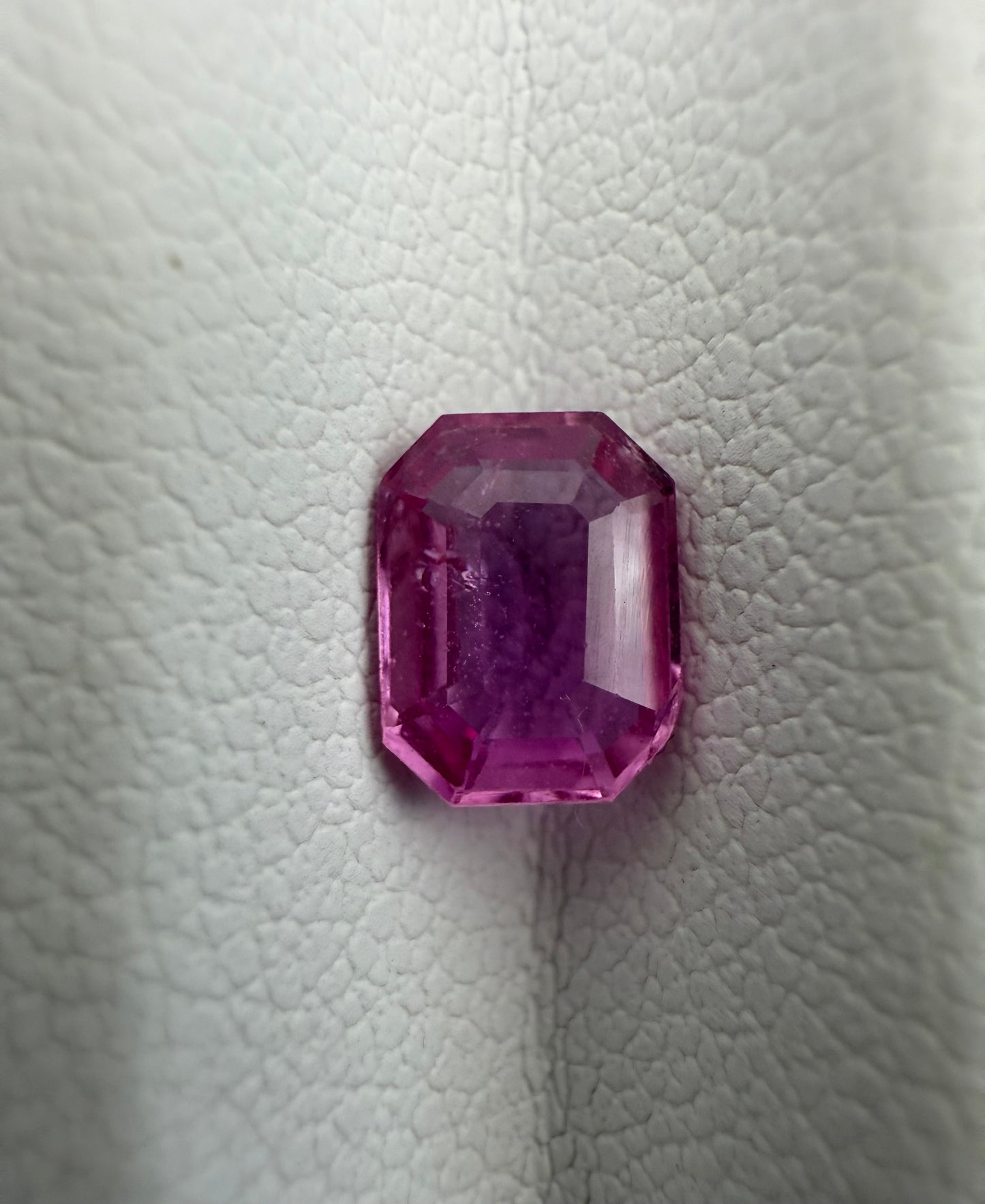 vivid-pinker Saphir, 1.05 Karat, unbehandelt