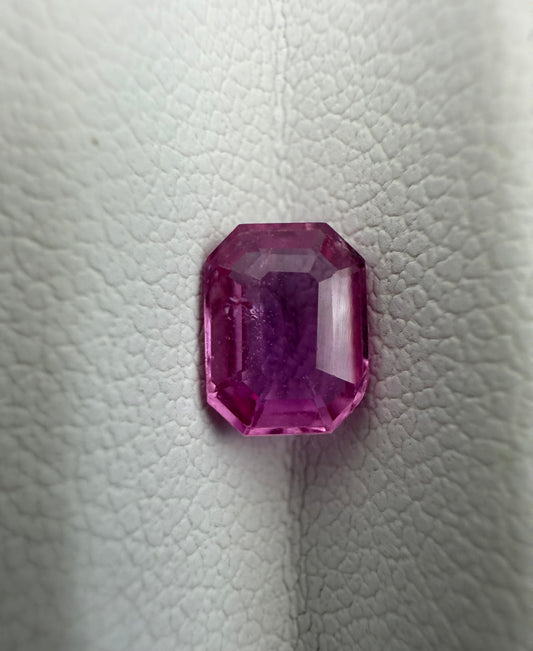 vivid-pinker Saphir, 1.05 Karat, unbehandelt