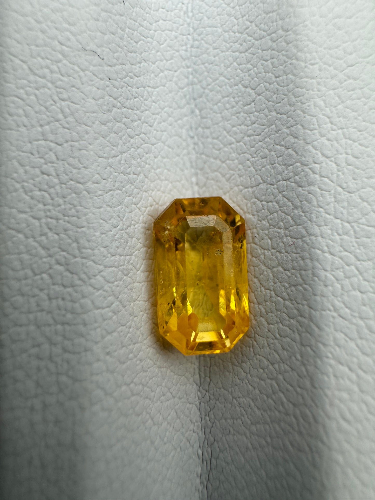 gelber Saphir, 2.26 Karat, erhitzt
