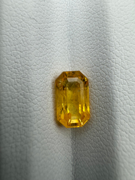 gelber Saphir, 2.26 Karat, erhitzt