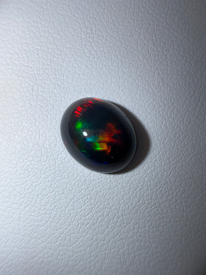 schwarzer Opal, 2.33 Karat