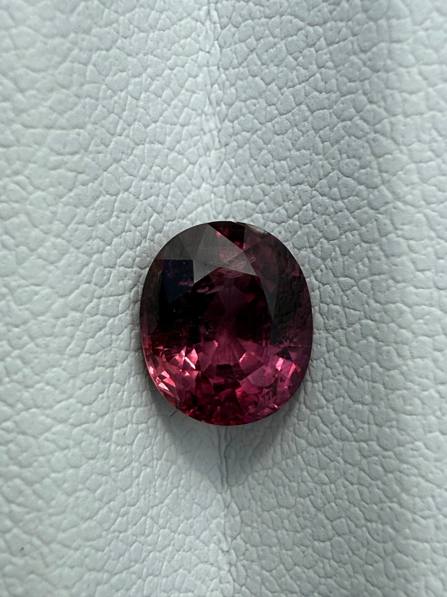 violett-roter Rubin, 1.65 Karat, unbehandelt