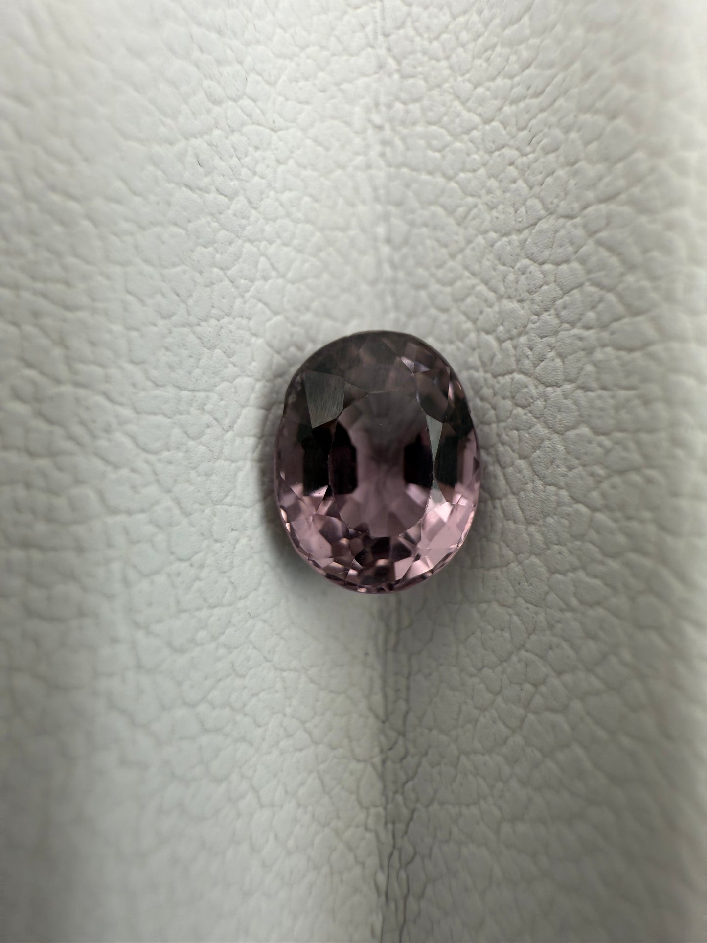 pinker Spinell, 0.90 Karat, unbehandelt