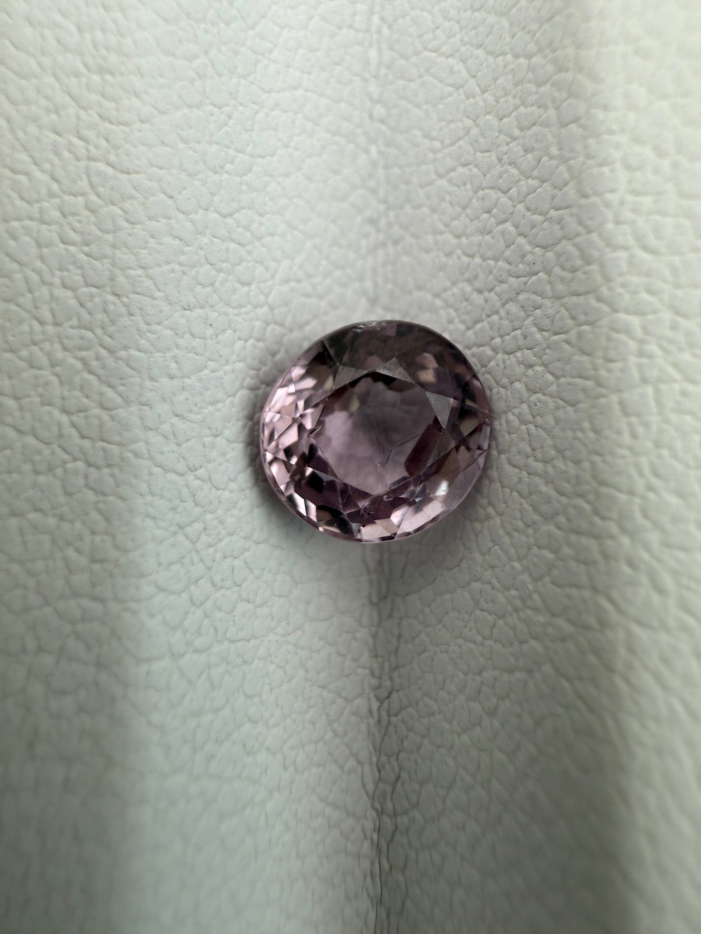 pinker Spinell, 1.26 Karat, unbehandelt