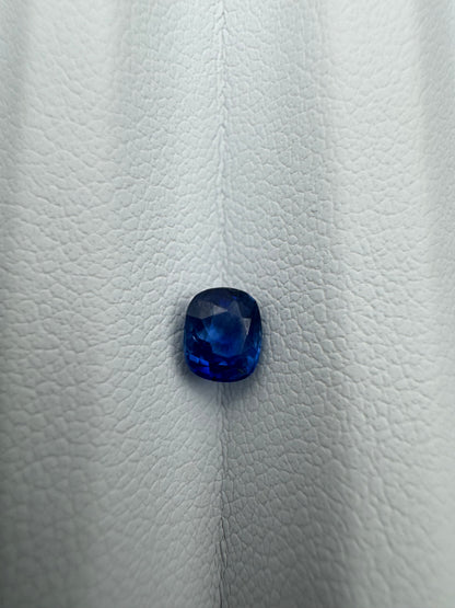 royalblauer Saphir, 0.71 Karat, unbehandelt