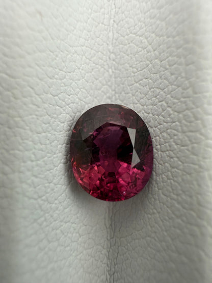 violett-roter Rubin, 1.65 Karat, unbehandelt