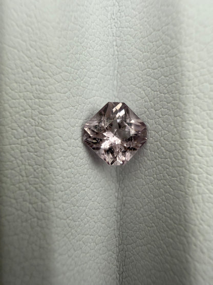 pinker Spinell, 0.90 Karat, unbehandelt
