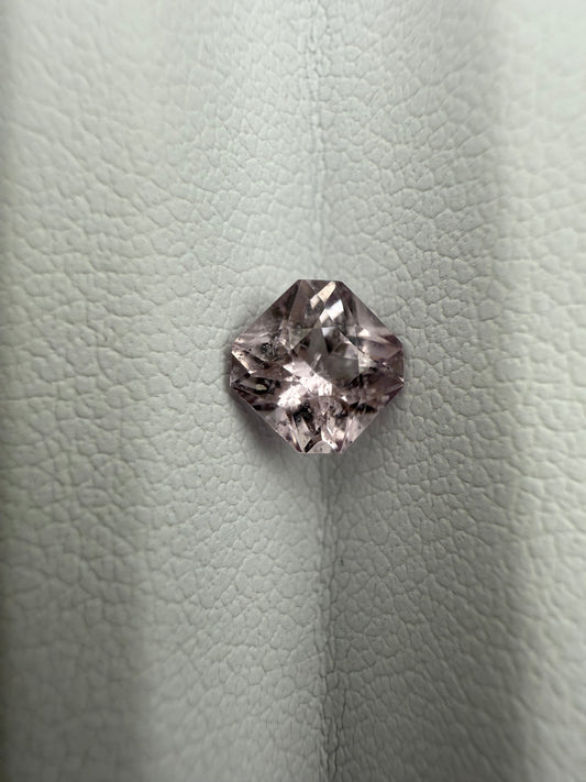 pinker Spinell, 0.90 Karat, unbehandelt