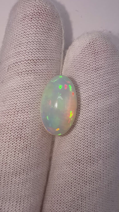 weisser Opal, 4.55 Karat