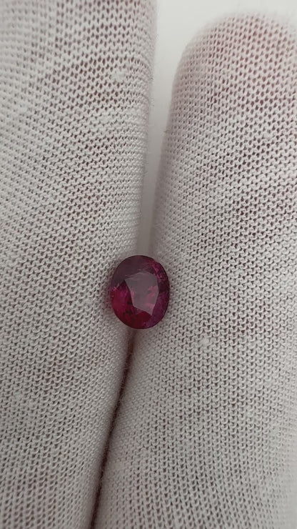 violett-roter Rubin, 1.65 Karat, unbehandelt