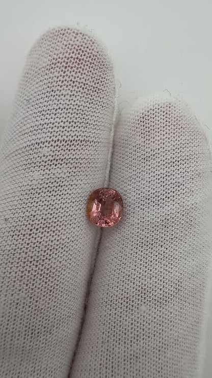 orange pinker Spinell, 1.01 Karat, unbehandelt