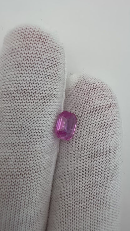 vivid-pinker Saphir, 1.05 Karat, unbehandelt