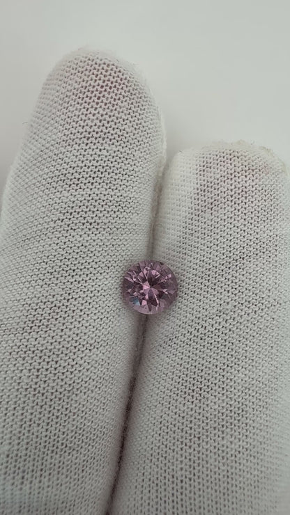 pinker Spinell, 0.93 Karat, unbehandelt