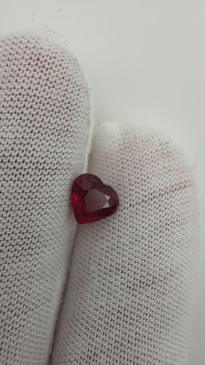Pigeon-Blood Herzrubin, 1.02 Karat, unbehandelt