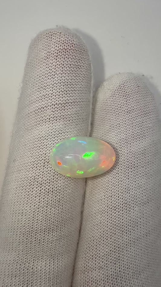 weisser Opal, 4.55 Karat