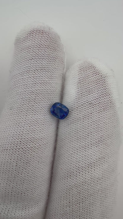 royalblauer Saphir, 0.71 Karat, unbehandelt